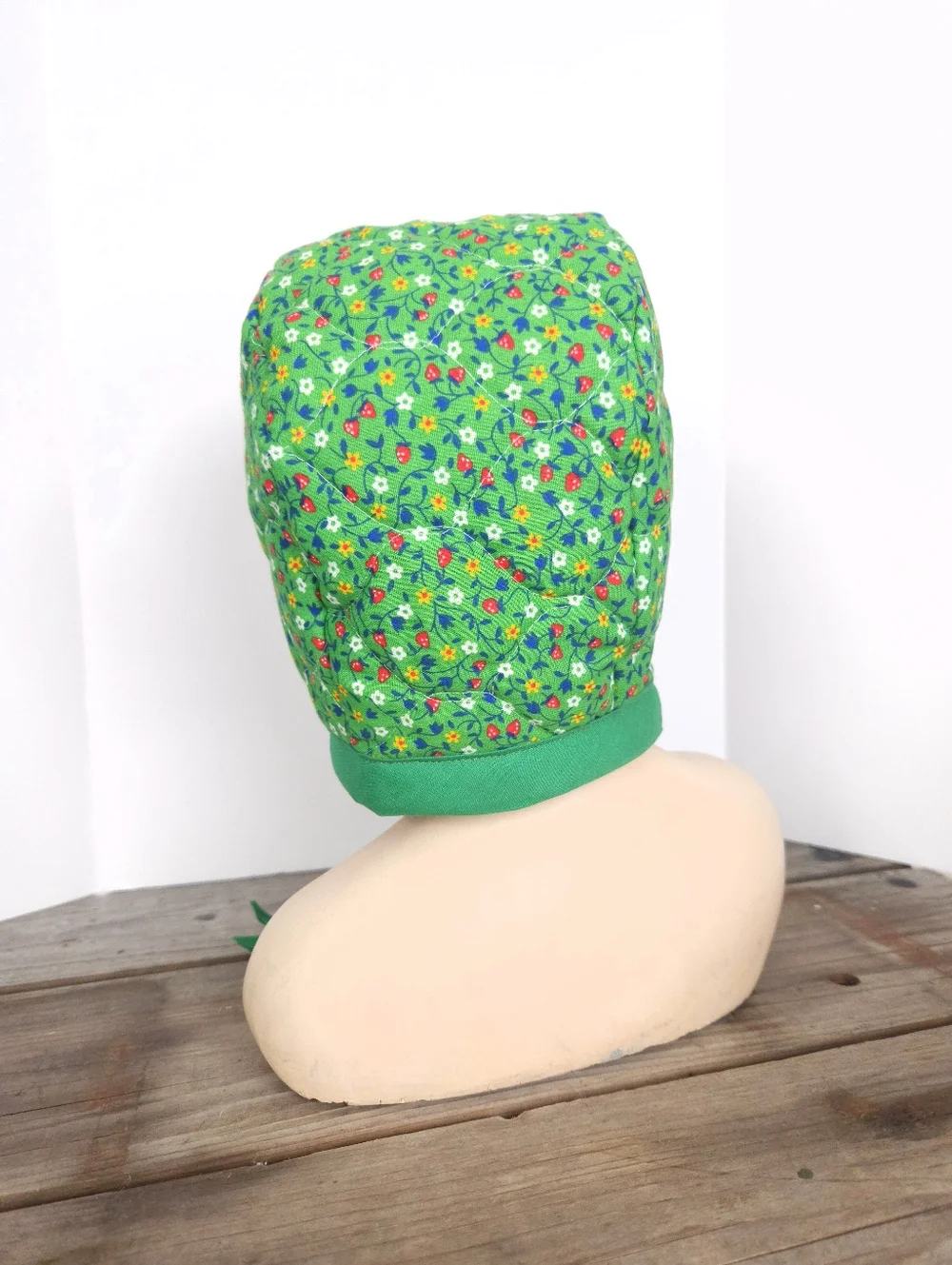 Upcycled Green Calico Quilted Baby Bonnet Reversible Strawberry Shortcake 6-12 M - Picture 7 of 10